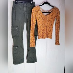 BUNDLE OF 2!! Hollister Mid Rise Relaxed Boot Cargo Pants & Floral Top. Size XS